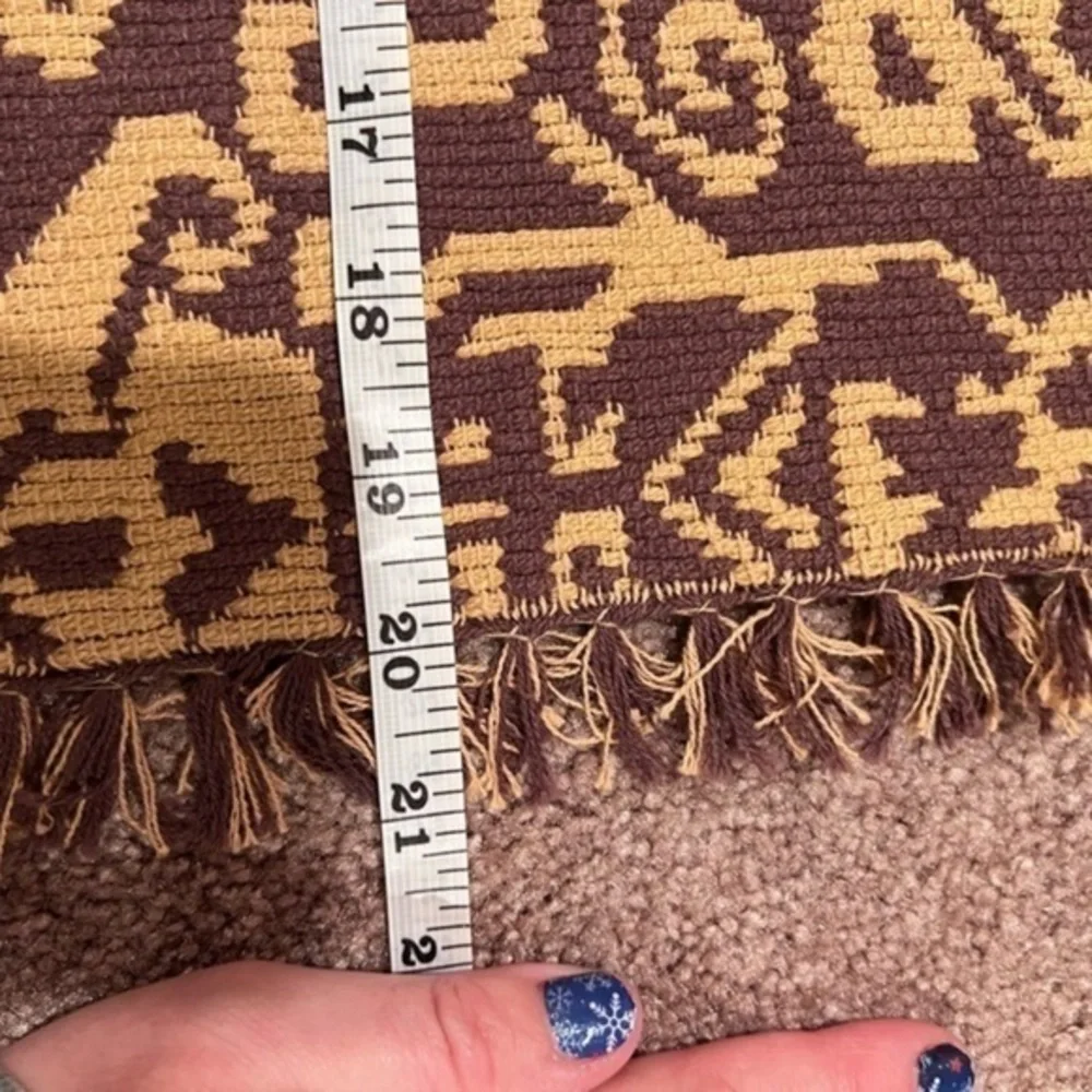 2 decorated placemats‎ brown and tan
